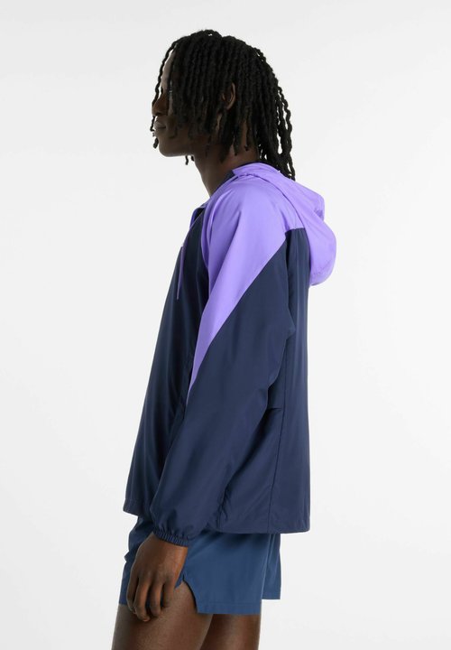 New Balance ATHLETICS LIGHT PACKABLE JKT - Chaqueta de entretiempo - team navy electric purple — photo 3