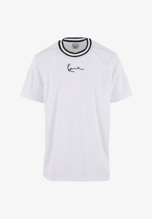 T-shirt blanc à manches courtes avec un col rond en coton noir et blanc côtelé, arborant un logo de signature noir sur le devant. Texture de tissu lisse.