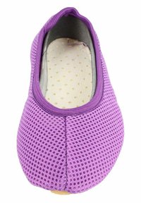Paarse mesh ballerina met een ronde neus, beschikt over een gepolsterde binnenzool met kleine perforaties en een flexibele zool.