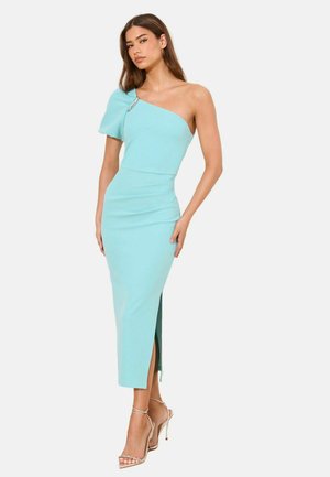 Femeie purtând o rochie midi albastru deschis, cu un umăr gol, mânecă bufantă și o deschizătură frontală, asortată cu sandale cu toc înalt și barete.