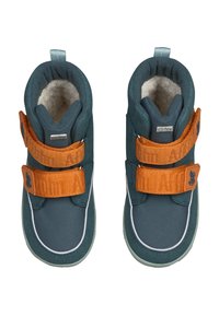 Kinderstiefel aus dunkelblauem Stoff mit plüschigem Futter, orangenem Klettverschluss, weißer Naht und einem kleinen Grafikdesign auf dem Riemen.
