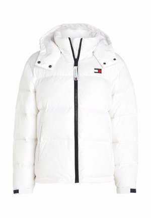Chaqueta acolchada blanca con cierre de cremallera, capucha con broches y detalles en negro en los puños y el frontal, con textura acolchada visible.