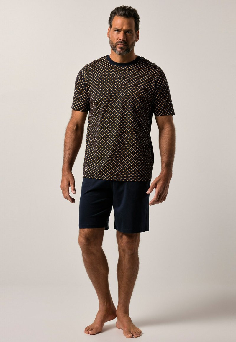 Koszula z krótkim rękawem w granatowym kolorze z pomarańczowym i żółtym geometrycznym wzorem, w połączeniu z granatowymi szortami, oferująca luźny krój i miękki materiał.