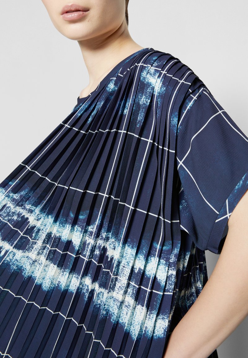 Damen Bekleidung | Henrik Vibskov SMOOTH PLISSÉ BLOUSE T-Shirt print dark blue/dunkelblau - WA09896 Damen Bekleidung | Henrik Vibskov SMOOTH PLISSÉ BLOUSE T-Shirt print dark blue/dunkelblau - WA09896