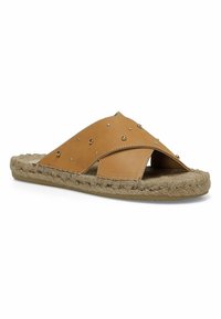 Brune læderslippers med krydset design, pyntet med små nitter, og en sål indpakket i jute for ekstra tekstur.