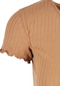 Haut marron à côtes avec de courtes manches volantes. La texture du tissu est douce et extensible, présentant des rayures verticales pour un détail supplémentaire.