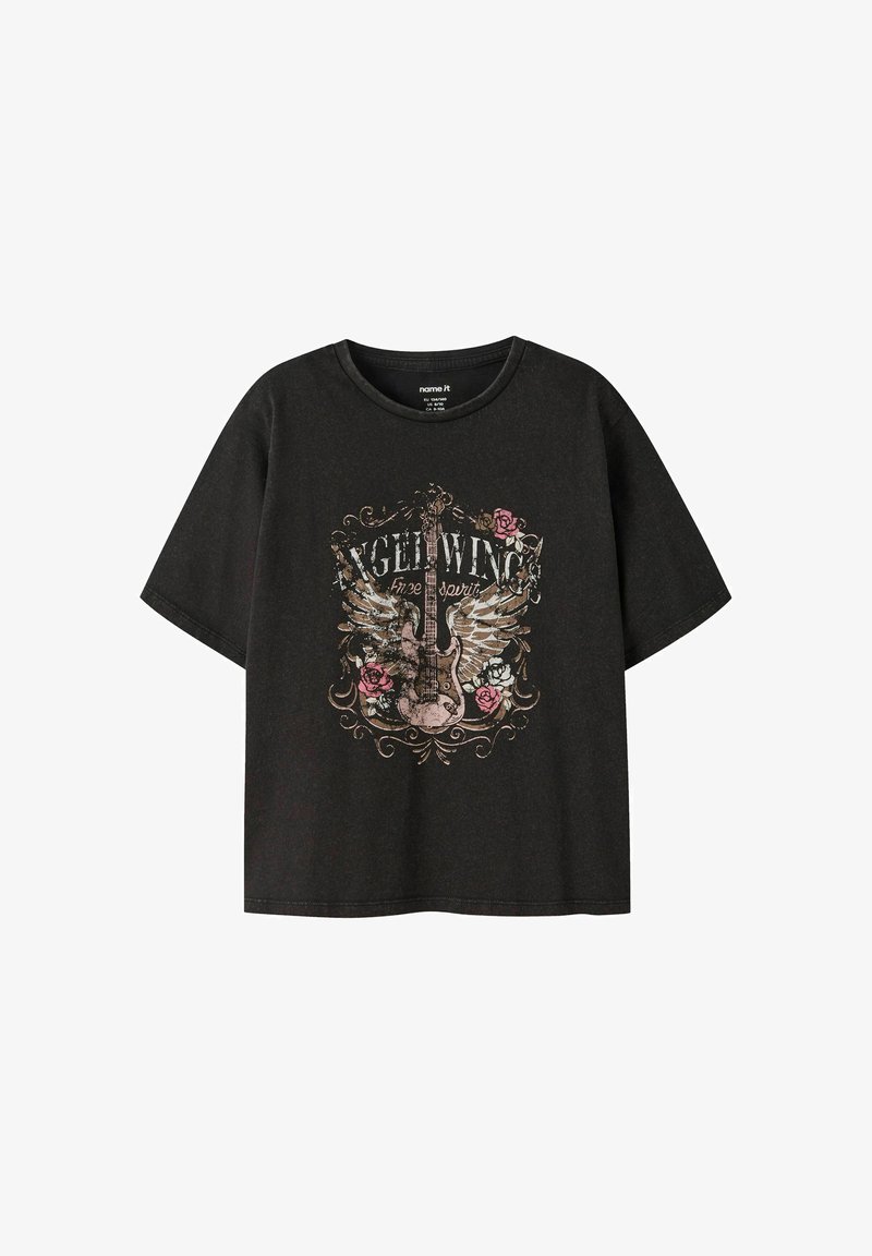 T-shirt noir à manches courtes avec une guitare électrique vintage, des ailes d’ange, des roses roses et le texte "Angel Wings free spirit" sur le devant.