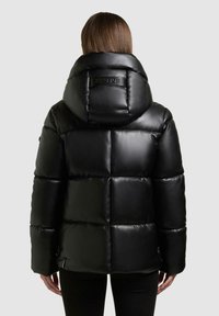 Giacca a vento nera imbottita in materiale lucido. Presenta un grande cappuccio e una texture trapuntata con dettaglio di marca sul retro.