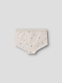 Sous-vêtements beige pour enfants avec un motif de petits cœurs bleus, verts et roses, étalés à plat sur un fond gris clair.
