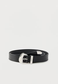 Sort læderbælte med en skinnende sølvspænde, der har en glat tekstur og et minimalistisk design. Syninger langs kanterne.