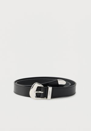 Zwarte leren riem met een glanzende zilveren gesp, voorzien van een gladde textuur en een minimalistisch ontwerp. Gestikte details langs de randen.