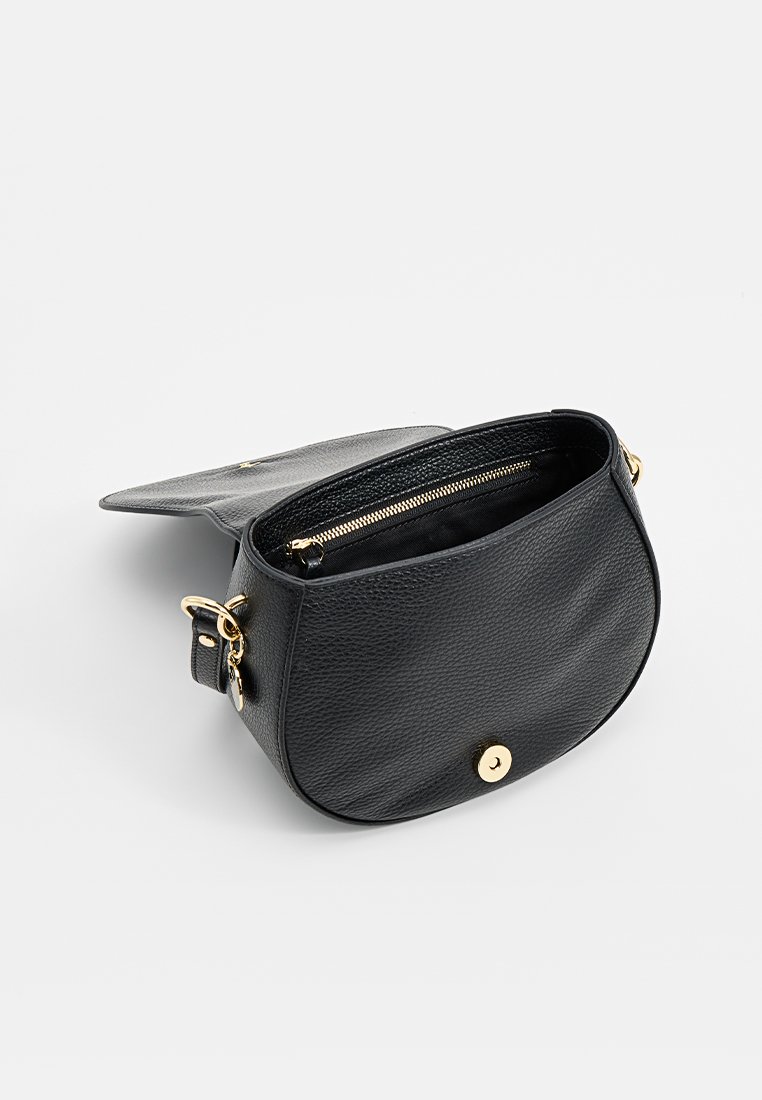 Schwarze, strukturierte Leder-Umhängetasche mit goldfarbenen Beschlägen, Klappenverschluss und Innenzippertasche, auf einem weißen Hintergrund geöffnet dargestellt.