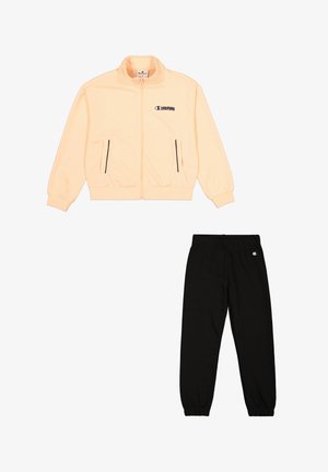 Chaqueta de chándal rosa con cremallera y logo negro, accompanied with pantalones de chándal negros con cintura elástica y logo en la pierna.