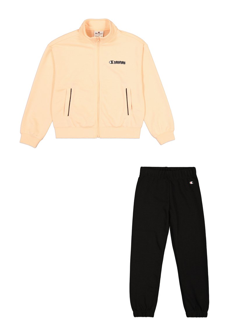 Chaqueta de chándal rosa con cremallera y logo negro, accompanied with pantalones de chándal negros con cintura elástica y logo en la pierna.