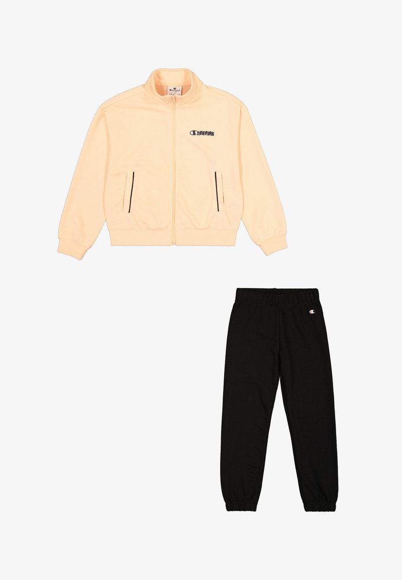 Chaqueta de chándal rosa con cremallera y logo negro, accompanied with pantalones de chándal negros con cintura elástica y logo en la pierna.