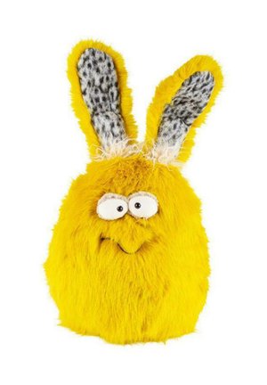 Gelbes pelziges Wesen mit großen, gefleckten Ohren, großen Augen und einem kleinen Lächeln vor weißem Hintergrund.