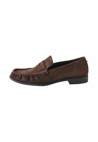 Bruine suede leren instappers met een ronde neus, franjes, gestikte accenten en een lage rubberen zool. Soepele textuur, klassiek ontwerp.