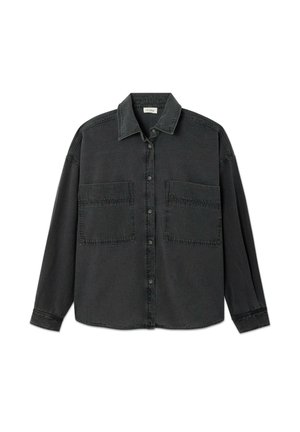 Tmavosivá rifľová košeľa, dlhé rukávy, zapínanie na gombíky, dva predné vrecká, viditeľné detaily švov a štruktúrovaný golier.