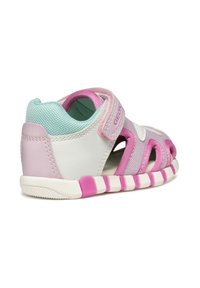 Sandal in rosa e bianco realizzato in materiale mesh e pelle, design aperto, cinturino regolabile, suola testurizzata con accenti rosa e dettagli di ventilazione.
