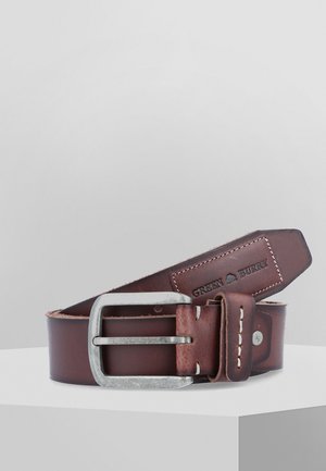 Bruine leren riem met een metalen gesp in zilverkleur, voorzien van witte stiksels en een merklogo op het bandje gedrukt. Klassiek ontwerp en duurzaam materiaal.