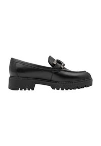 Mocassin en cuir noir avec semelle épaisse et détail de boucle métallique à l'avant, vu de côté sur fond blanc.