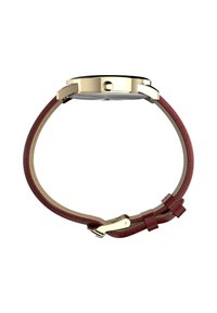 Montre-bracelet ronde avec un boîtier doré, un cadran blanc et un bracelet en cuir texturé bordeaux. Elle possède un fermoir et une couronne simples.