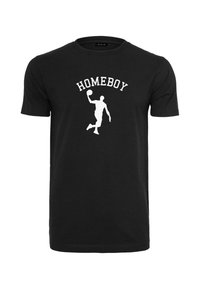 Melnas kokvilnas T-krekls ar baltu fontu, kas lasāms "HOMEBOY" virs silueta, kurā ir spēlētājs, kas driblo bumbu. Īsas piedurknes un apaļa kakla izgrieziens.