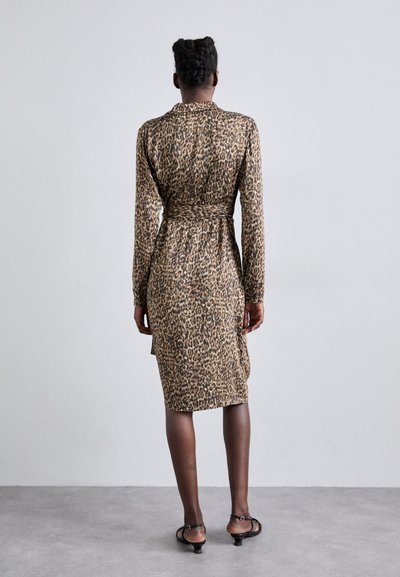 Leopardenmuster-Kleid in Braun und Schwarz, mit langen Ärmeln, tailliertem Gürtel und einem mittellangen Schnitt mit einem leichten Seitenschlitz.