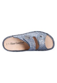 Infradito in tessuto blu con due cinturini regolabili, una decorazione metallica circolare e una soletta imbottita. Nome del marchio "Finn Comfort" stampato all'interno.
