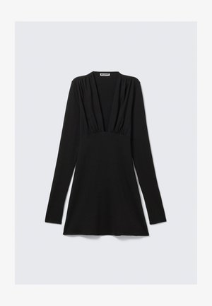 Juoda ilgomis rankovėmis suknelė su gilia V formos iškirpte ir sugriebtu biusto detaliavimu. Pagaminta iš tamprios medžiagos, lieknai prigludusi, su platėjančia apačia.