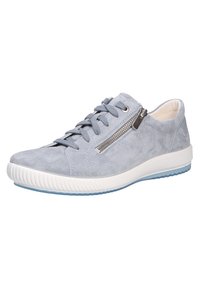 Sneaker en suède gris avec une silhouette basse, un design à lacets, un détail de fermeture éclair sur le côté et une semelle en caoutchouc blanc avec des accents bleu clair.