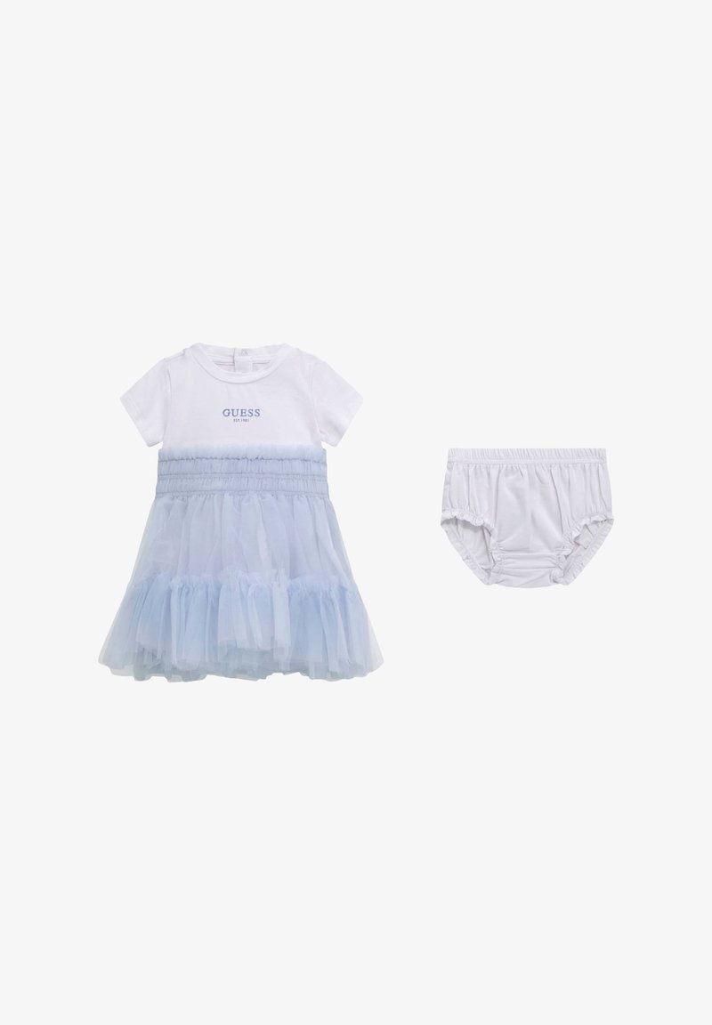 Zweiteiliges Kinderoutfit mit einem weißen Baumwoll-T-Shirt mit blauem "GUESS"-Logo und einem hellblauen Tüllrock; inklusive passenden weißen Höschen.
