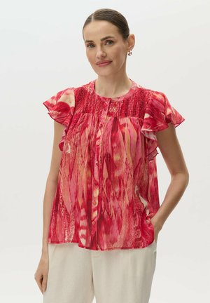 Blusa a maniche corte arricciate in tonalità rosso e rosa, con bottoni frontali e dettagli texture sul colletto. Tessuto leggero e vestibilità comoda.