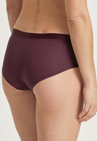 Bordeaux katoenen hipsterondergoed met een gladde afwerking, elastische tailleband en lage beenopeningen voor comfort en pasvorm.