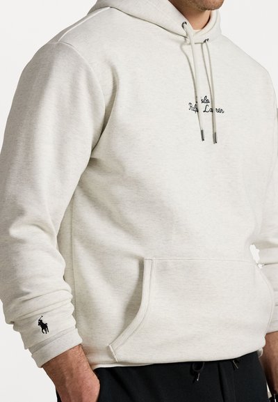 Ανοιχτό γκρι φούτερ φτιαγμένο από μαλακό ύφασμα, με μπροστινή τσέπη, κουκούλα με κορδόνι και κεντημένο λογότυπο στο στήθος και το μανίκι.