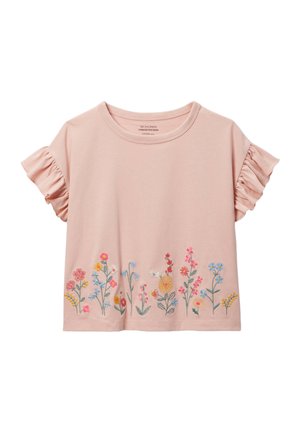 Chemise rose clair à manches courtes avec des manches volantées et des fleurs sauvages colorées brodées le long de l'ourlet inférieur.