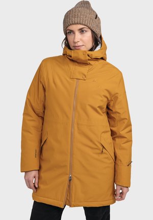 Senfgelbe isolierte Jacke mit hohem Kragen, verstellbare Kapuze, Reißverschluss und zwei Seitentaschen; glatte Textur mit Logodetails.
