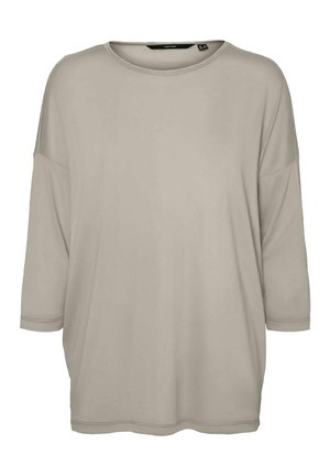 Lysebeige oversized T-shirt lavet af blødt stof, med rund halsudskæring og trekvartlange ærmer. Glat tekstur uden synlige mønstre.