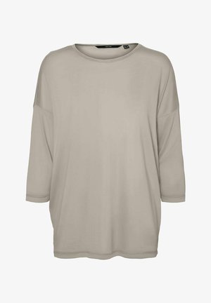 Hellbeiges, übergroßes T-Shirt aus weichem Stoff, mit rundem Ausschnitt und dreiviertellangen Ärmeln. Glatte Textur ohne sichtbare Muster.