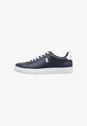 Zapatilla baja azul marino con cordones blancos, suela blanca, lengüeta trasera blanca y pequeño logotipo de pulpo en un lado.