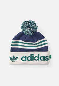 Gorro de malha azul com riscas brancas e verdes, apresentando um pompom verde e branco no topo e uma larga faixa branca com o logo "adidas".