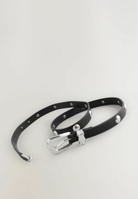 Ceinture en cuir noir avec garnitures en argent, dotée d'une boucle standard et de clous en métal circulaires le long de la sangle. Texture lisse.