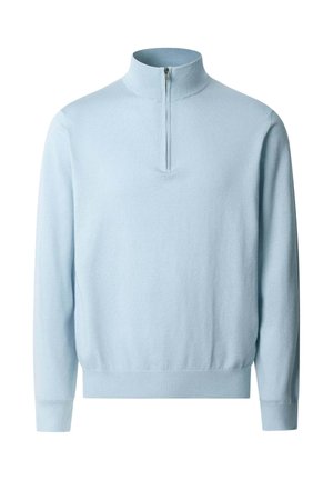Suéter azul claro de manga larga con cuello alto y una cremallera de un cuarto en la parte delantera, puños y cinturilla acanalados.
