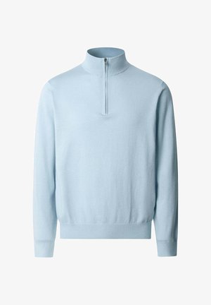 Svijetloplavi džemper s dugim rukavima, visokim ovratnikom i četvrtastim patentnim zatvaračem sprijeda, rebrastim manžetnama i pojasevima.