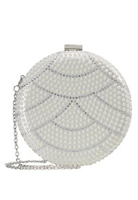 Okrągła biała torebka kopertowa z perłowymi koralikami i srebrnymi akcentami, z łańcuszkowym paskiem i zapięciem na klamrę. Elegancka, teksturowana powierzchnia.