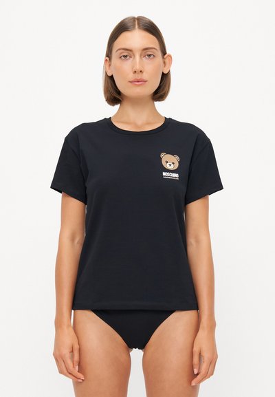 Crna pamučna majica s grafikom medvjeda i natpisom "Moschino Underwear" u bijeloj boji. Kratki rukavi i klasičan dizajn s okruglim izrezom.