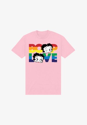 Roze katoen t-shirt met een grafisch ontwerp van twee cartoongezichten boven de tekst "BOOP LOVE" in regenboogkleuren. Korte mouwen, ronde hals.