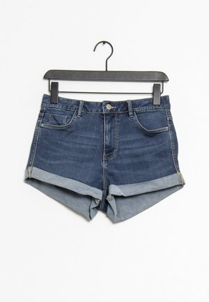 Denim shorts met een donkerblauwe wassing en lichtblauwe opgerolde boorden, met een vijf-pocketontwerp en een enkele knoopsluiting aan de voorkant.