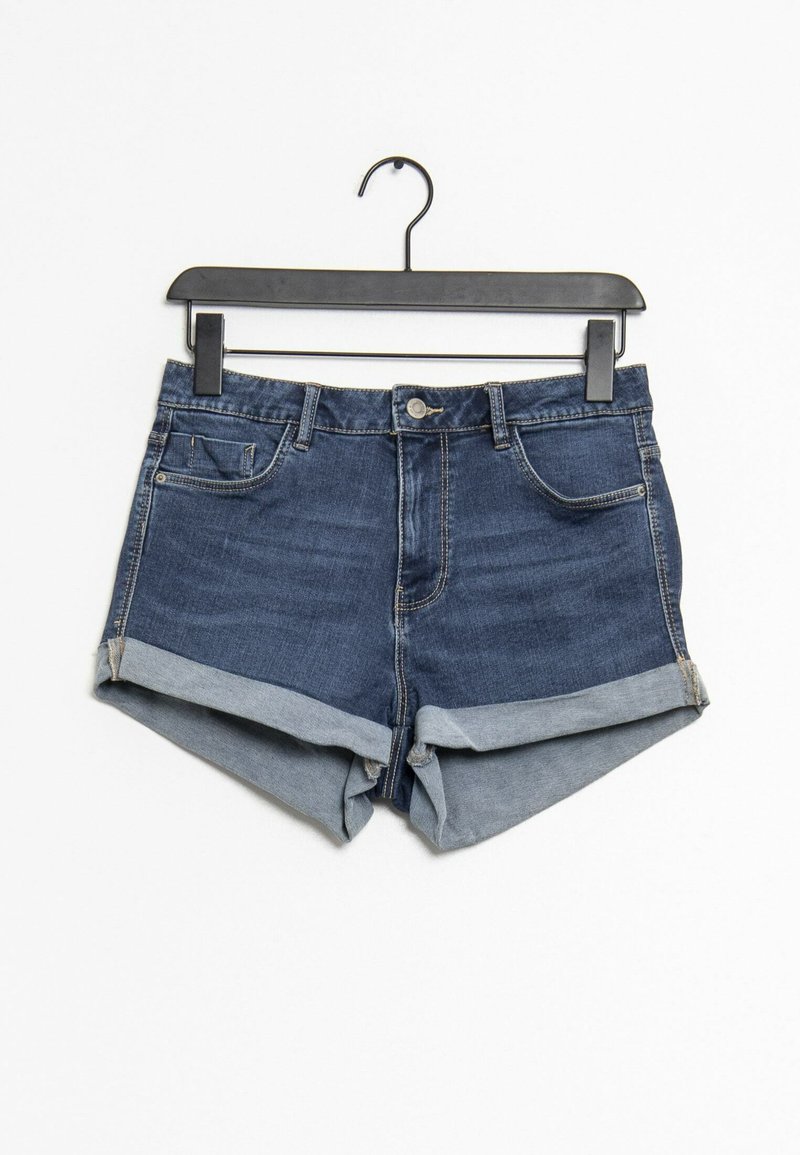 Denim shorts met een donkerblauwe wassing en lichtblauwe opgerolde boorden, met een vijf-pocketontwerp en een enkele knoopsluiting aan de voorkant.
