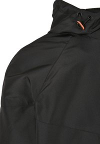 Épaule de veste noire et col montant avec un cordon noir muni d'un arrêt orange, visible sur fond blanc.